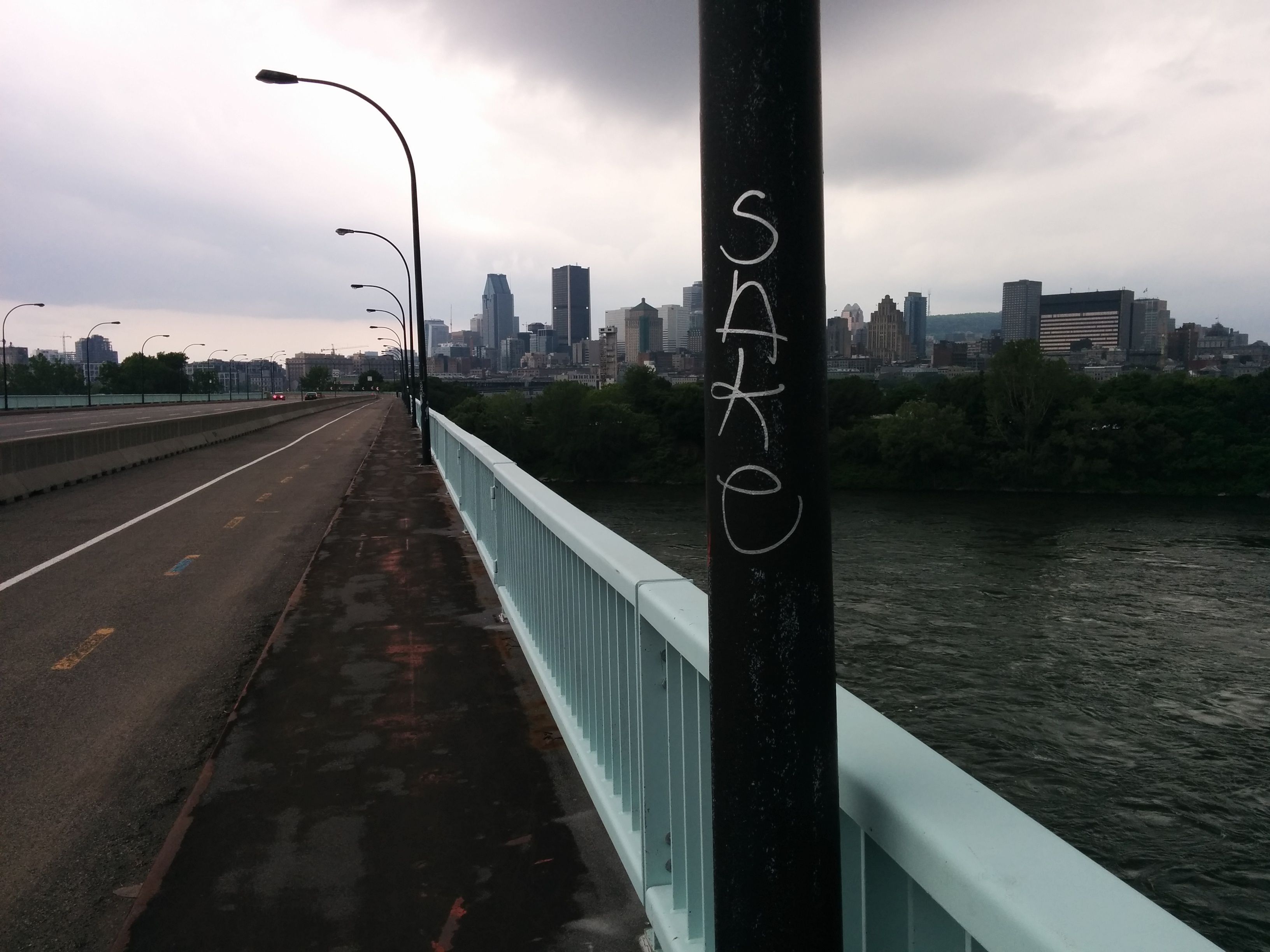 A picture of a Sake tag with the island of Montréal in the background.